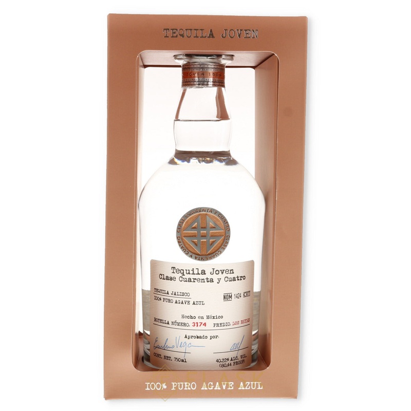 Clase Cuarenta y Cuatro Tequila Joven